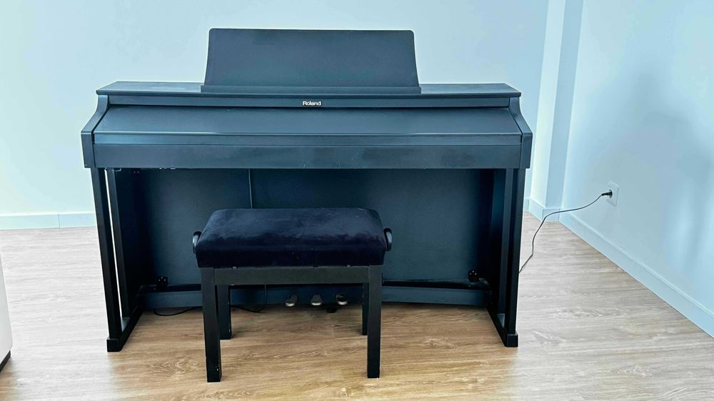 Piano Digital upright com banco em movel, como novo