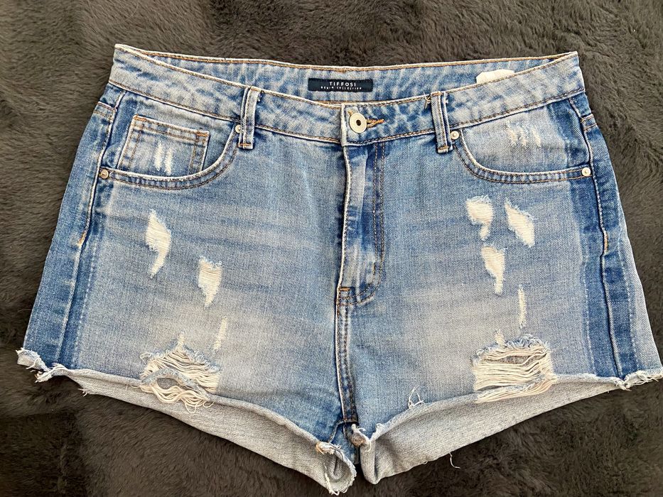 Calcao de ganga com rasgoes muito atuais