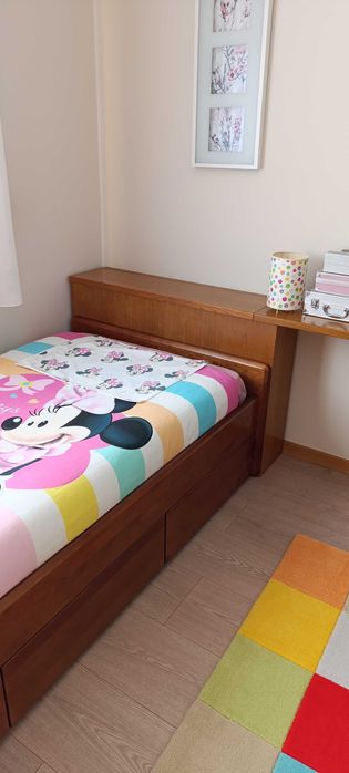 Cama solteiro e secretária