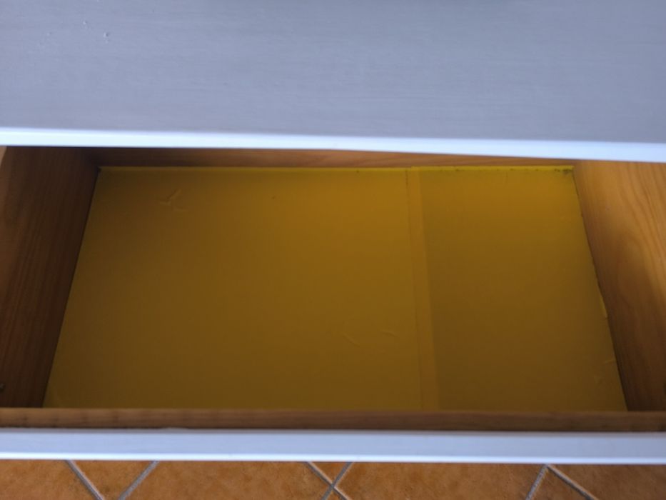 Cómoda e mesa de cabeceira - quarto de criança