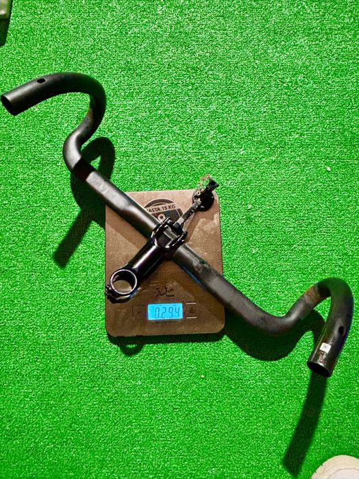 Cockpit: guiador s-works carbono + avanço extralite e suporte alpitude