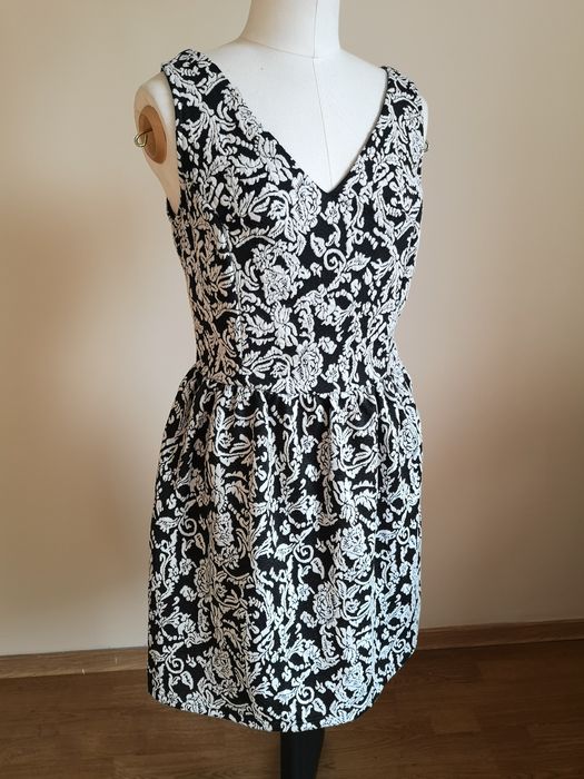 Sukienka czarna biała boho dekold v h 36 S zara elegancka