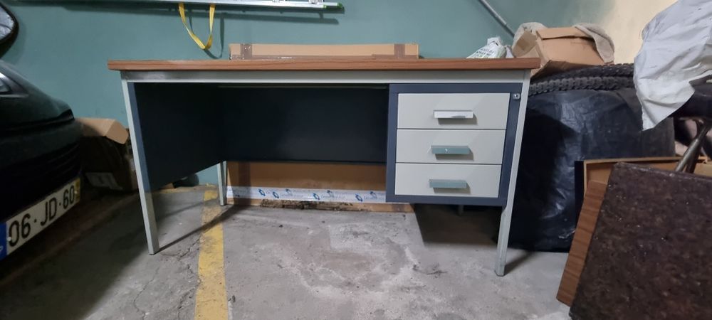 Secretária com gavetas