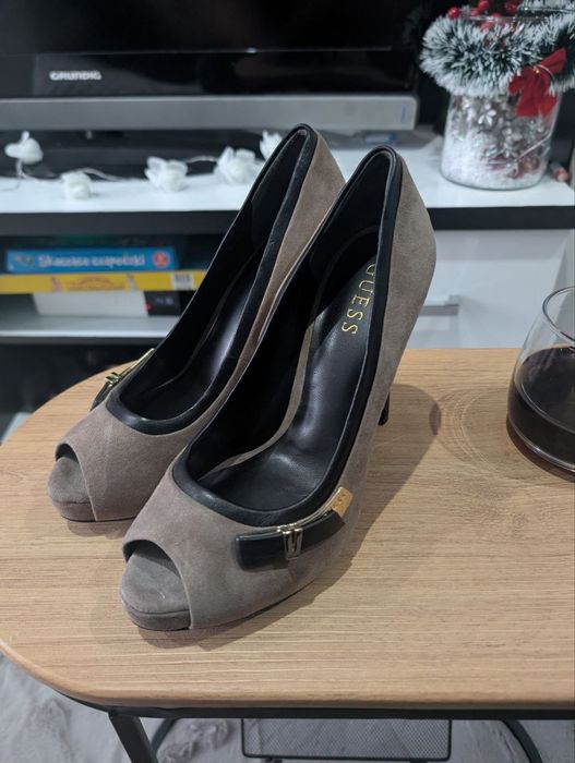 Buty szpilki GUESS rozmiar 39 kolor OKHAK