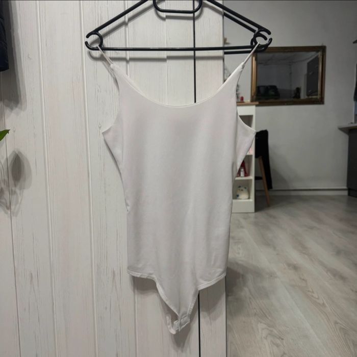 Biale body basic klasyczne na ramiączkach zapinane