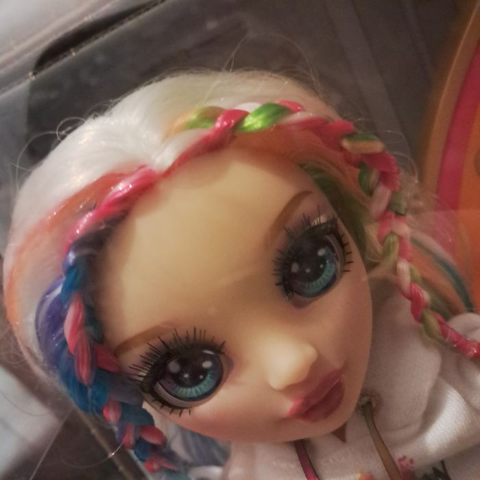 Lalka Rainbow High Amaya z szafa