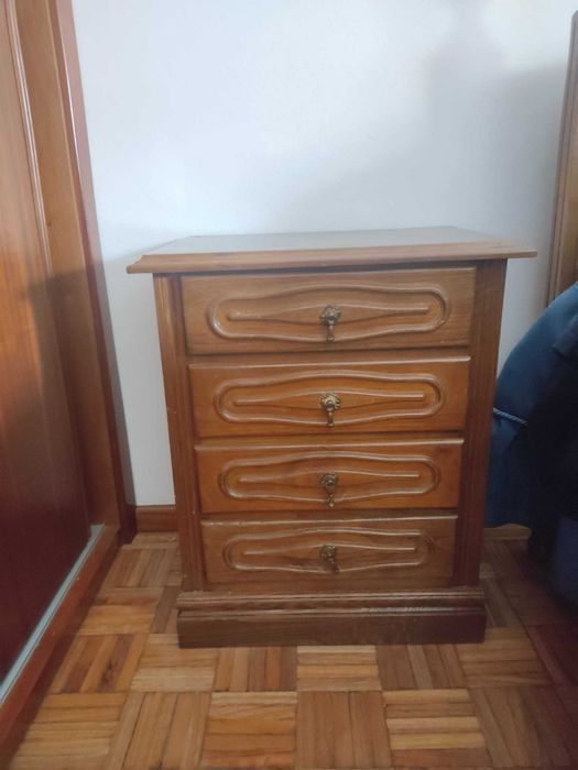 Cama, 2 cabeceiras, guarda fatos e candeeiros incluídos