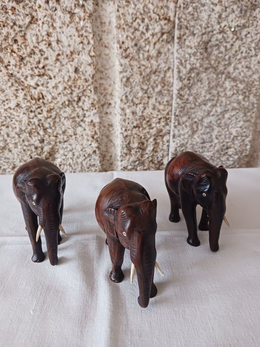 Elefantes antigos em madeira exótica