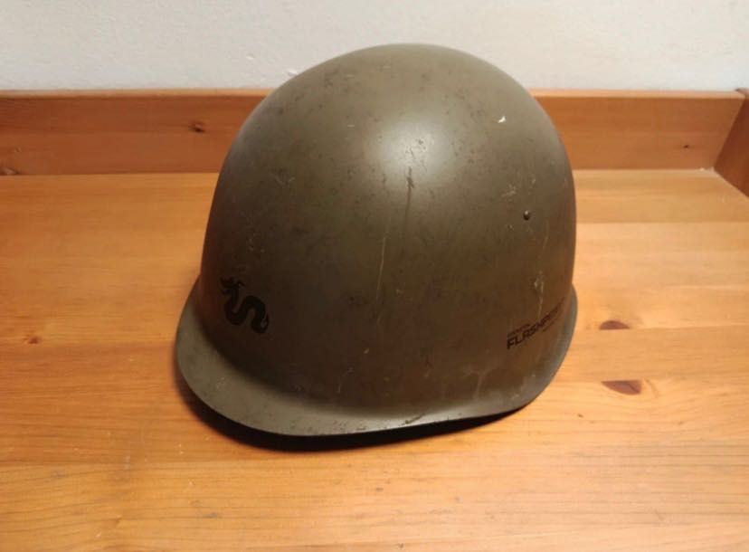 Capacete militar antigo com dragões