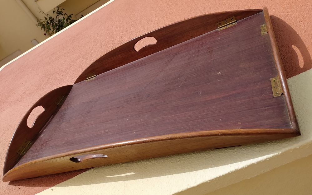 Tabuleiro de madeira de 4 pegas. Boa madeira.
