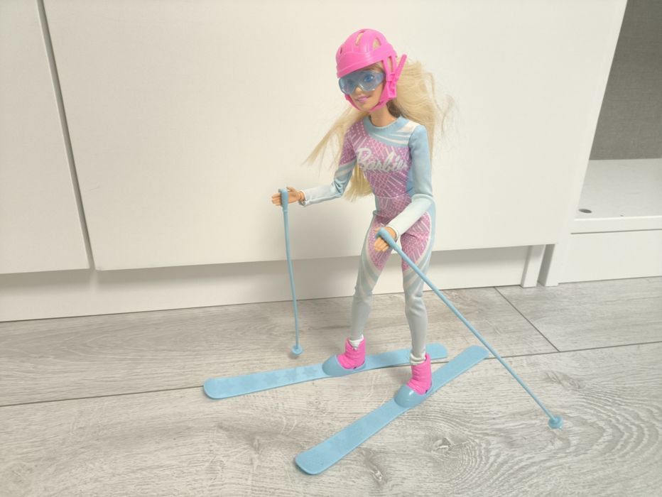 Barbie narciarka Mattel FTF92 + narty kijki kask gogle komplet