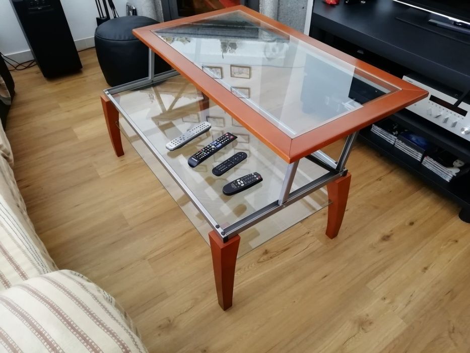 Mesa de centro em madeira e vidro