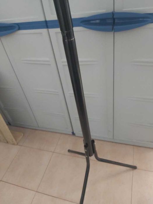 Cabide com pé em alumínio preto com 8 ganchos desmontável