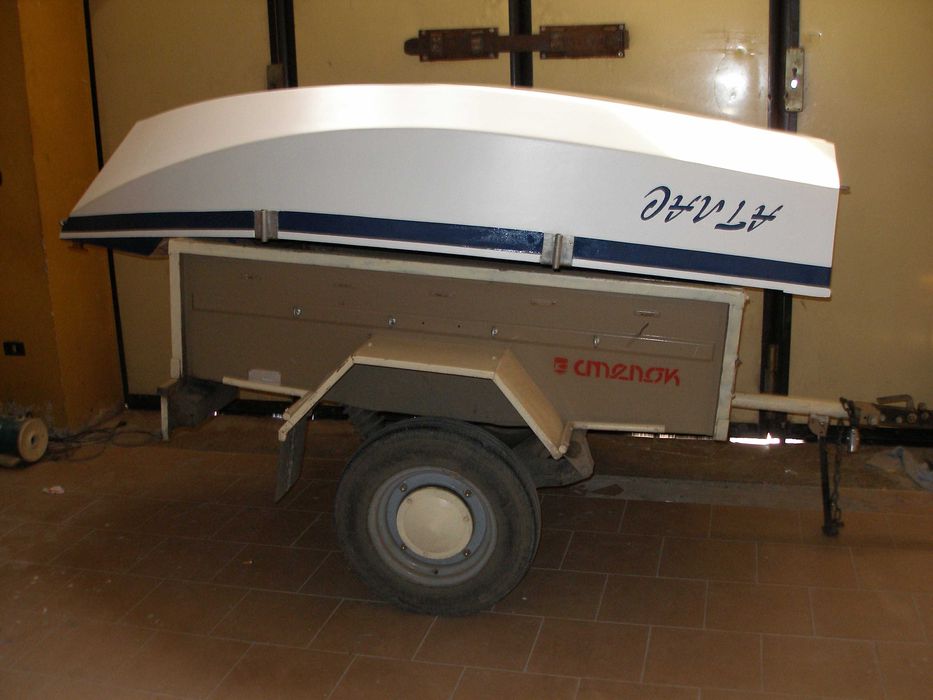 Продам небольшую лодку-швертбот.