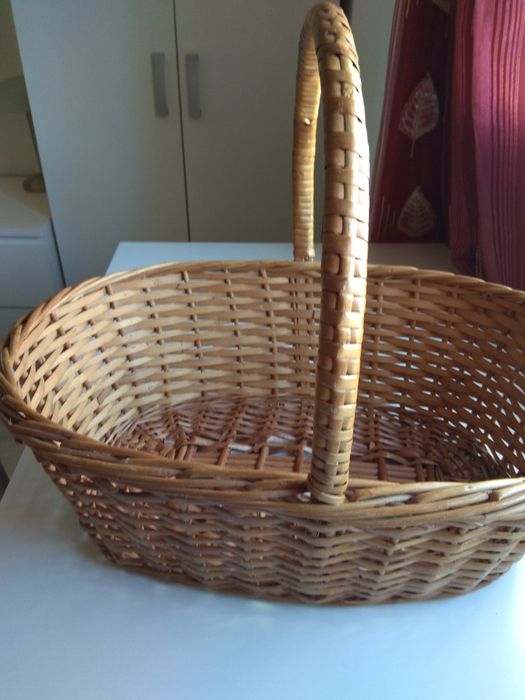 Cestas varias e tabuleiro em verga