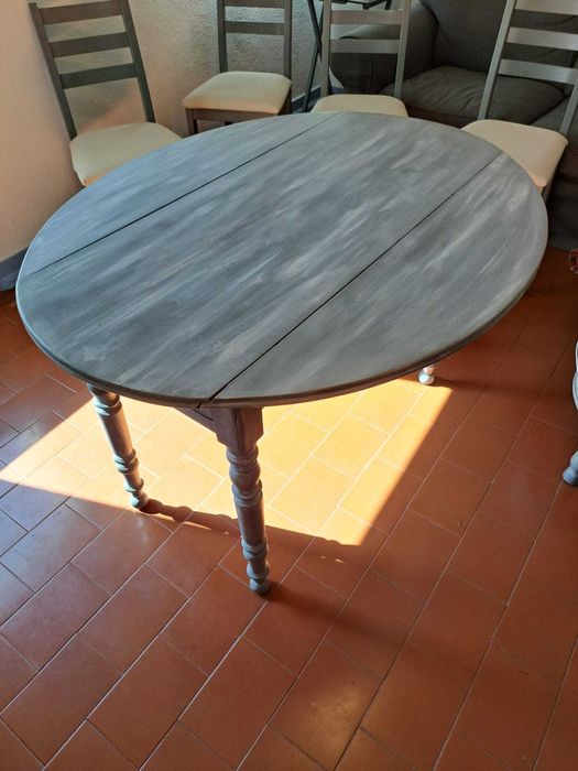 Mesa oval em madeira maciça