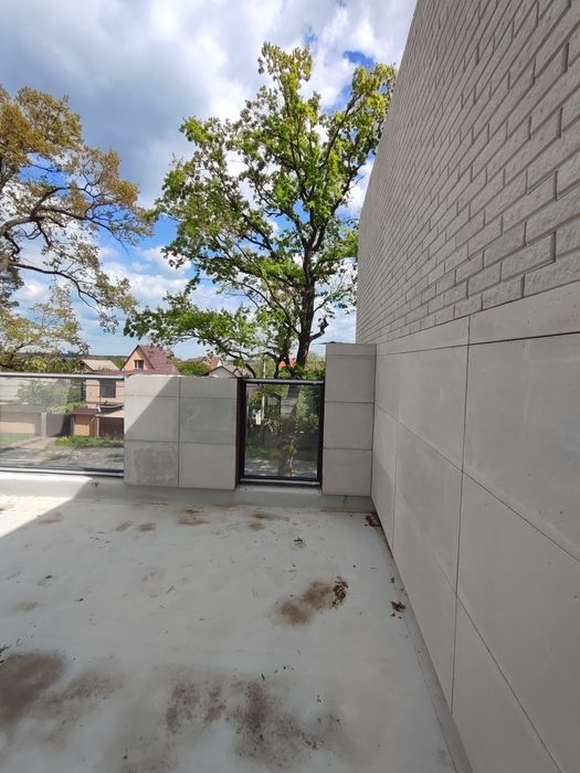 Крайній таун з великою ділянкою в центрі Бучі, дуже гарна тераса