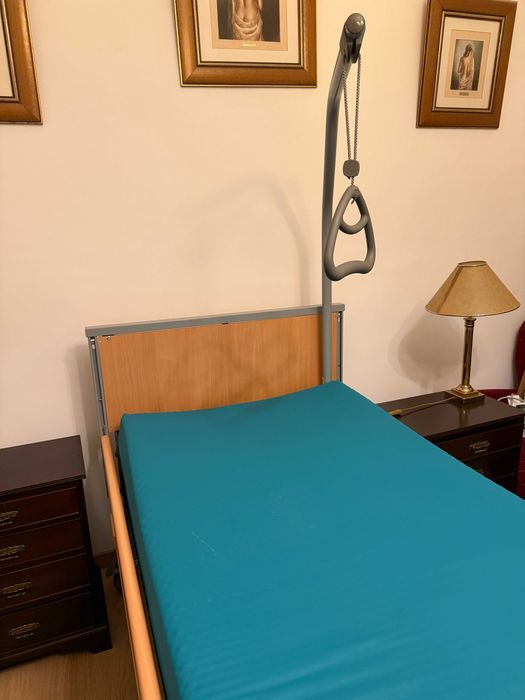 Cama articulada com colchão em excelente estado