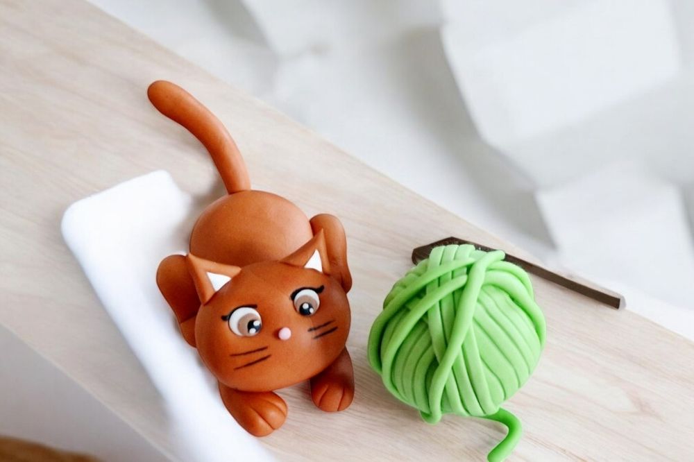 Kotek z włóczką, dekoracja na tort wykonana z masy cukrowej Saracino