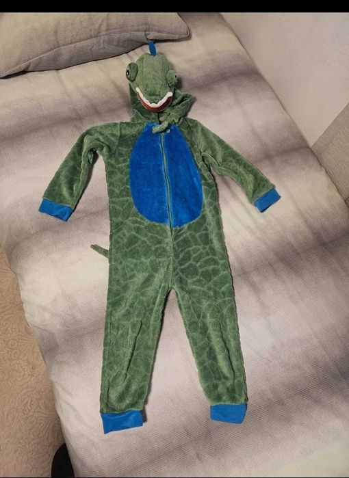 Fato de t-rex e pantufa