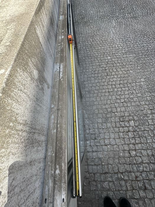 Caixaria com duas janelas  de correr com vidro duplo.