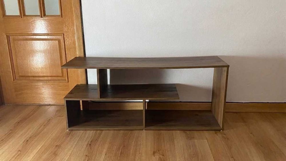 Suporte para TV com compartimentos abertos e prateleiras para dispositivos eletrônicos. 100 x 30 x 42 cm