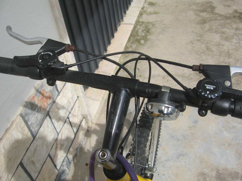 Bicicleta BTT amarela, em ótimo estado de funcionamento.