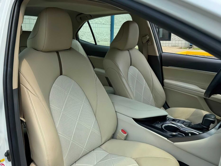 Toyota Camry Hybrid      2019