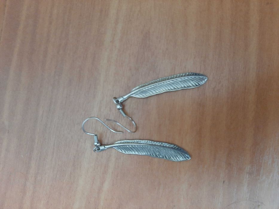 Várias peças de bijuteria