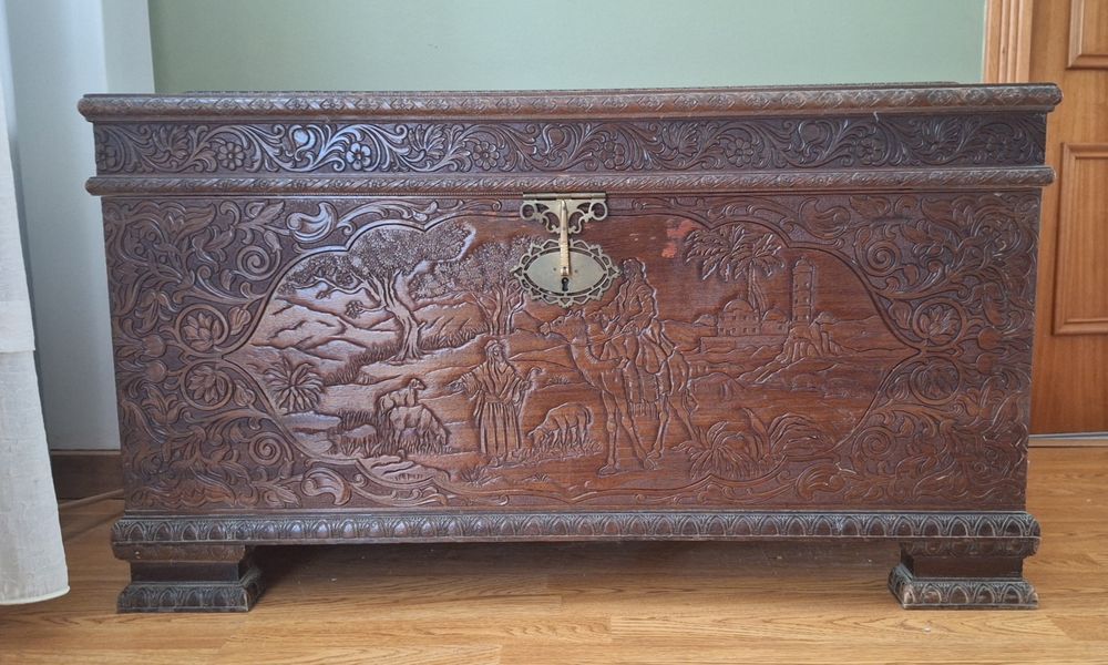 Arca de canfora com motivos religiosos