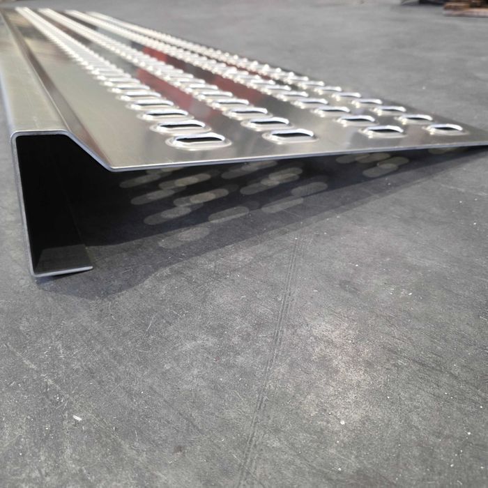 Panel z profilem bocznym aluminiowy LOHR - blacha na najazd