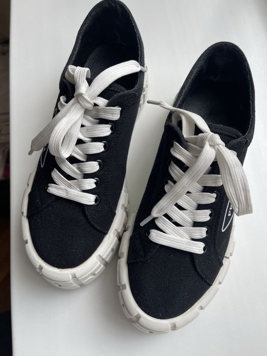 Кеды  черные Prada.