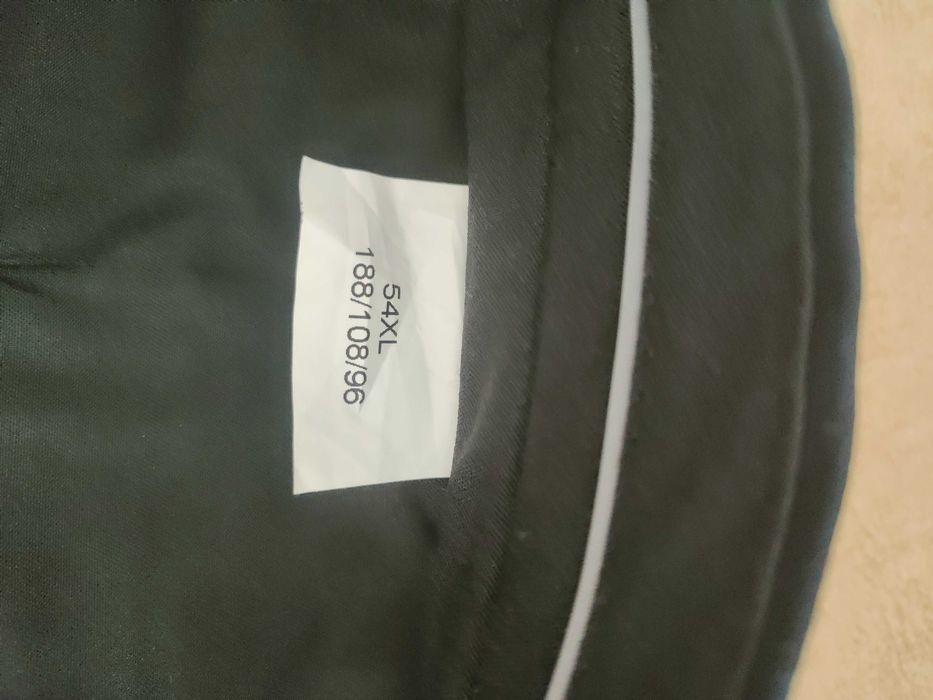 Garnitur męski w bardzo dobrym stanie granatowy w beżowe paski