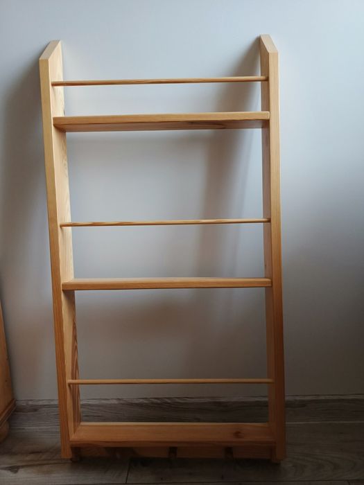 Drewniana półka na książki