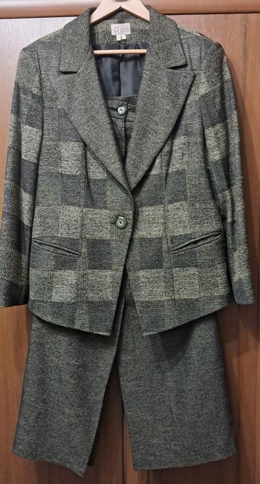 Костюм с юбкой миди