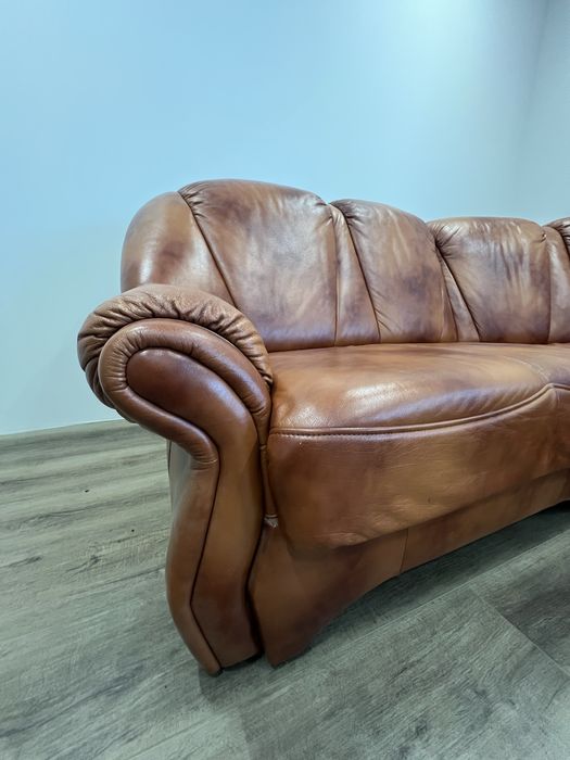 Кутовий шкіряний диван.