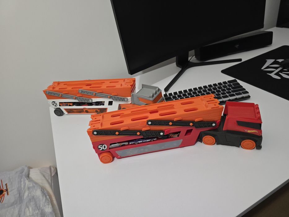 Ciężarówki hot wheels na 50 autek 2 sztuki