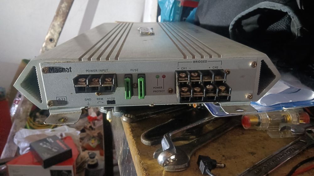 Amplificador auto magnat the rock