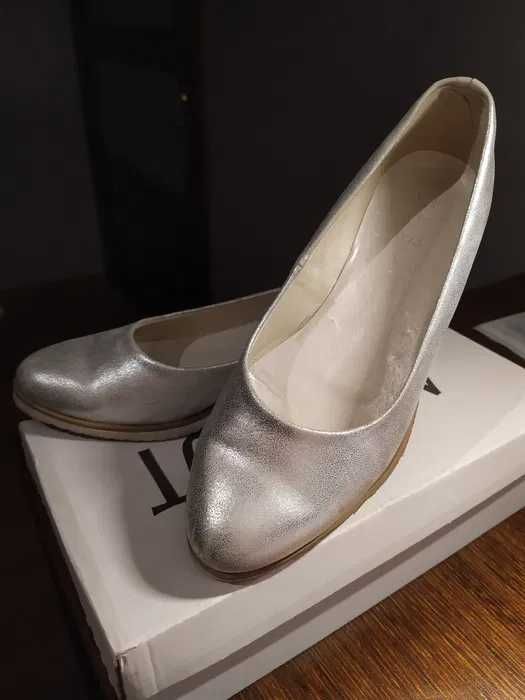 Buty  damskie rozm.. 36
30 zł