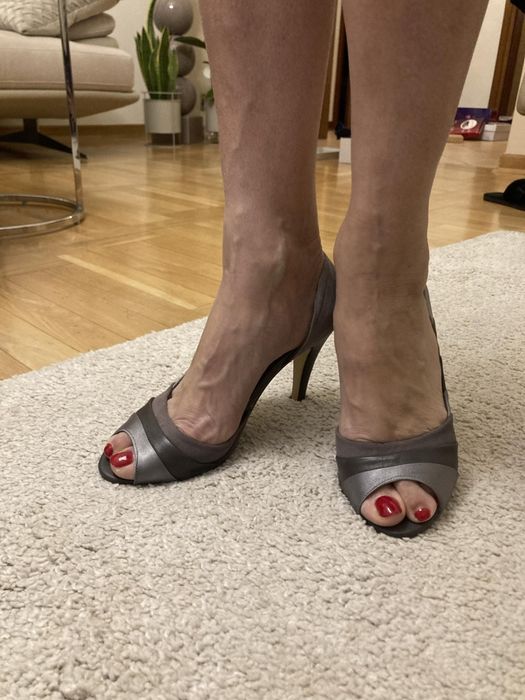 Szare buty na obcasie z odkrytym palcem Evento