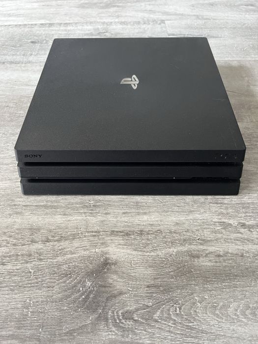 PS4 PRO 1TB+ pad i ładowarka do padów