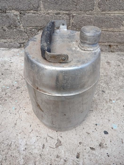 Емкость из пищевой нержавейки обьем около 8 літров. фляга