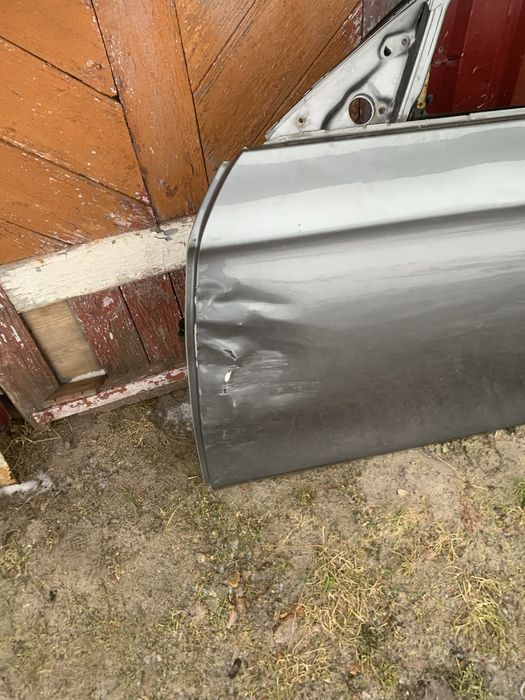 Двері бмв ф10 з  склом і ручкою