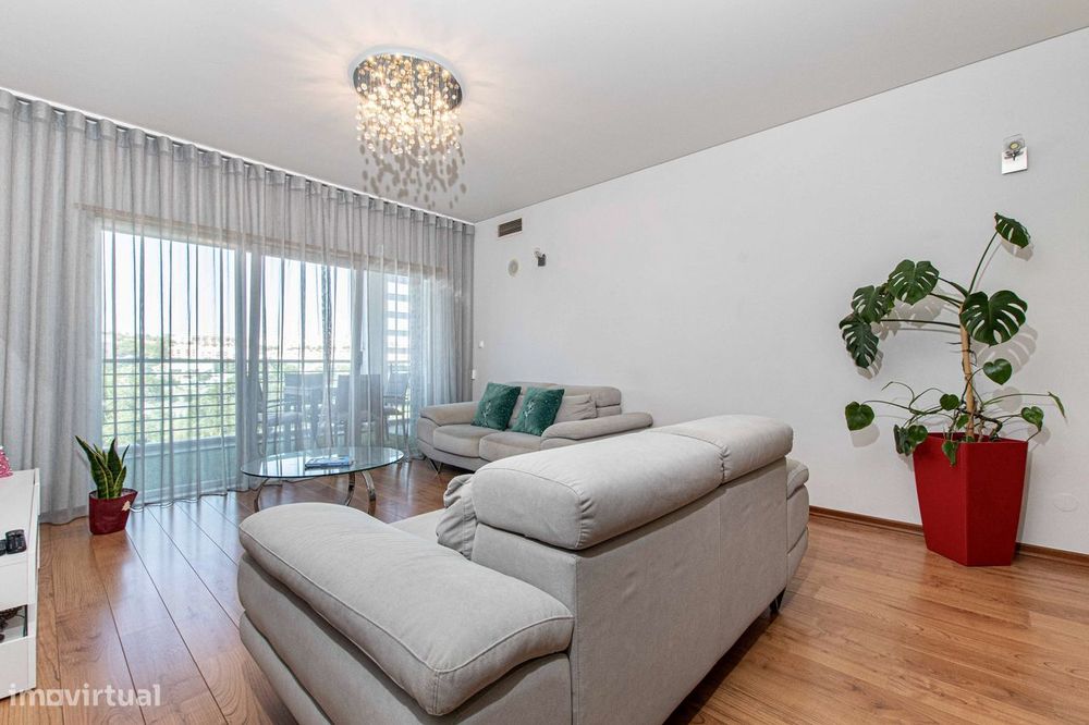T3 com vista sobre o Jamor, box de 58 m² e condomínio com piscina