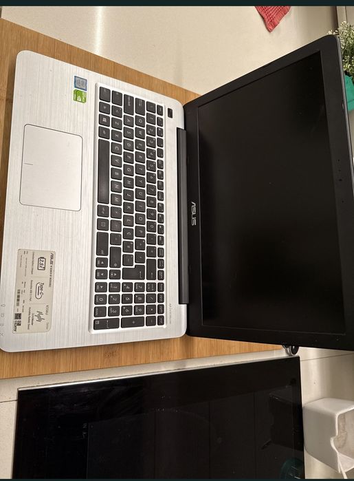 Portátil ASUS K556U i7