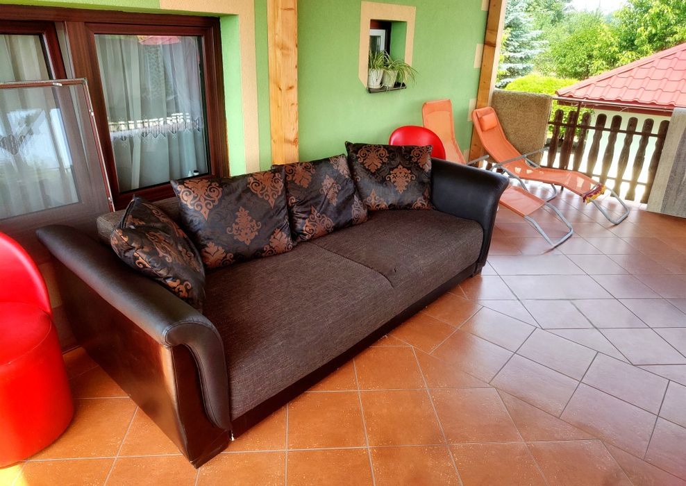Rozkładana brązowa sofa