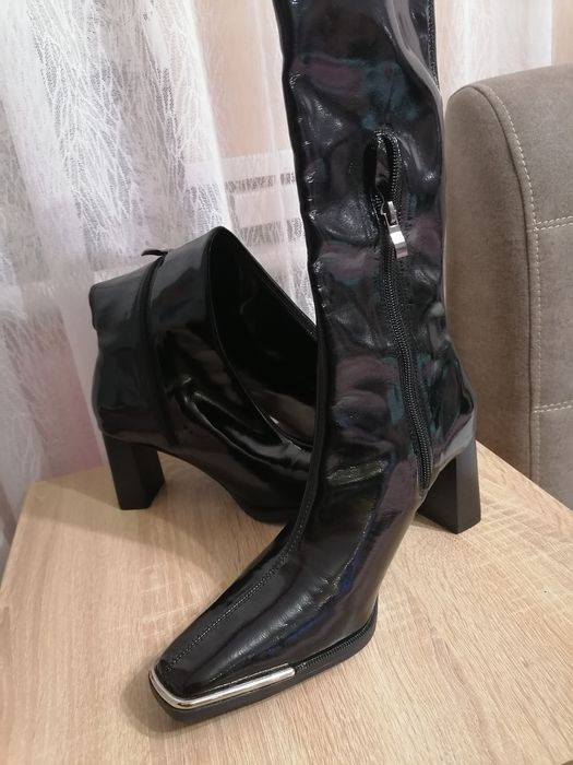 Лаковані чоботи.