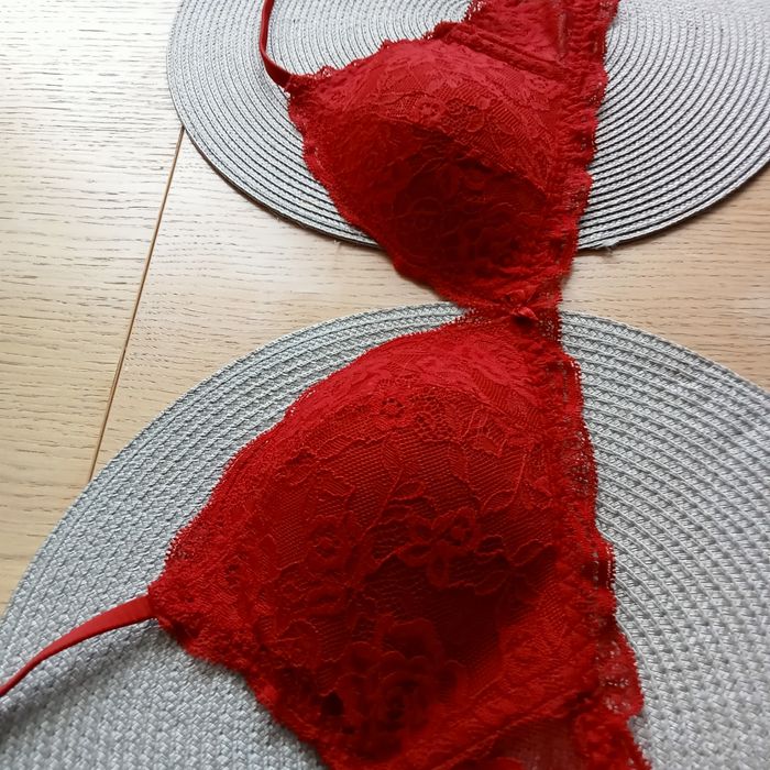 Biustonosz bez fiszbin, koronkowy, czerwony Intimissimi 90B