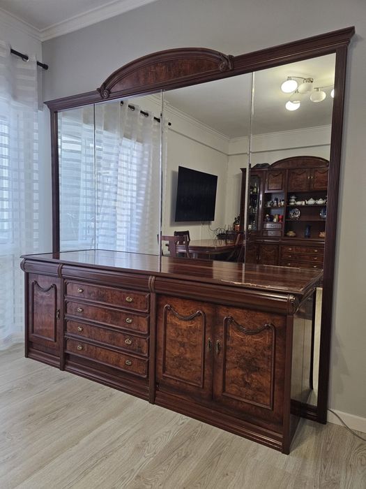 Conjunto Completo de Sala de Jantar (Cristaleira, Aparador, Mesa e Cadeiras)
