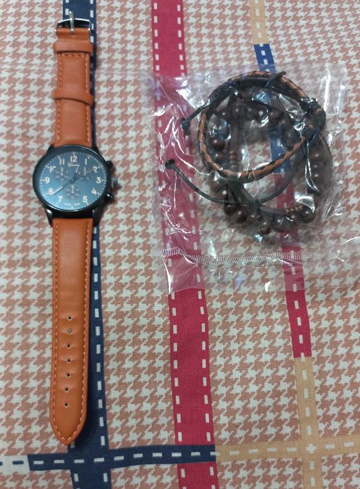 набор из 4 предметов: мужские кварцевые часы и 3 браслета